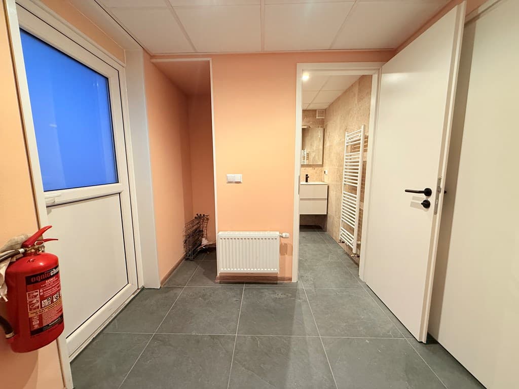 Bedrijfspand foto 10